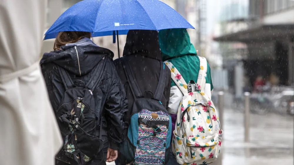 - 28.5.2019 - simbolična fotografija - otroci, &scaron;olski nahrbtnik, &scaron;olarji, učenci, dežFOTO: Matjaž Ru&scaron;t