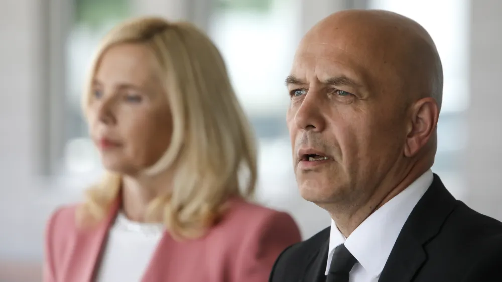 nova ministrica za notranje zadeve mag. Tatjana Bobnar, novi v.d. generlani direktor Policije mag. Bo&scaron;tjan Lindav - 02.06.2022 &ndash; Ministrstvo za notranje zadeve - Izjava za javnost nove ministrice za notranje zadeve mag. Tatjane Bobnar in novega v. d. generalnega direktorja policije mag. Bo&scaron;tjana Lindava //FOTO: Jaka Gasar