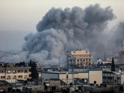 03 December 2023, Palestinian Territories, Rafah: Thick smoke rises from buildings after an Israeli air strike on the city of Rafah in the southern Gaza Strip. Photo: Abed Rahim Khatib/dpa