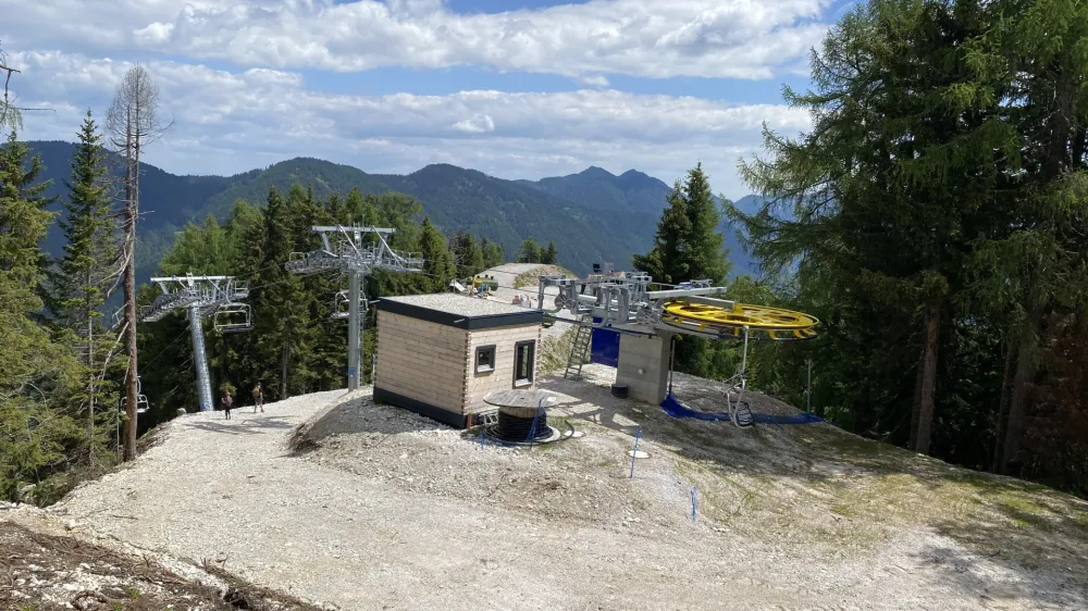 V času, ko divji petelin potrebuje mir, bo sedežnica Vitranc mirovala, prav tako bo zaprt Mojčin dom.&nbsp;