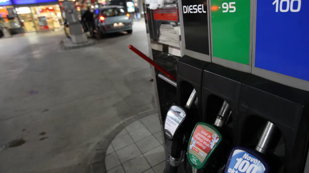 bencinska črpalka Petrol, gorivo - Euro diesel - Euro super 95 - - Euro plus 98 - bencin<br><br><br><br>- podražitev bencina - cene goriv na bencinskih črpalkah bistveno vi&scaron;je<br><br><br><br><br>//FOTO: Luka Cjuha