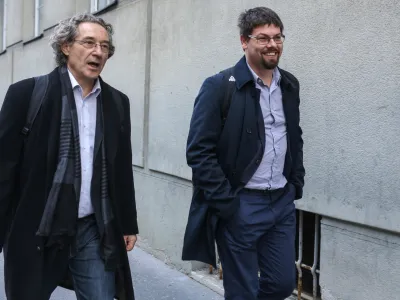 vodja konfederacije sindikatov javnega sektorja Branimir &Scaron;trukelj in ?predsednik sindikata Pergam Jakob Počivav&scaron;ek<br><br><br>   - 22.11.2016 - pogajanja med vlado in sindikati javnega sektorja - Vladna ponudba, da se najslab&scaron;e plačanim v javnem sektorju v prihodnjem letu nameni deset milijonov evrov, je sindikate vrnila za pogajalsko mizo, a so ocenili, da so ponujena sredstva prenizka in predlagali njihovo povi&scaron;anje na 28 milijonov.  //FOTO: Jaka Gasar