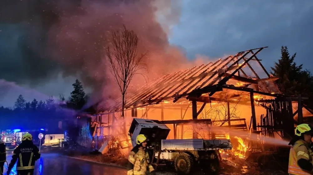 Požar je leseni objekt popolnoma uničil. F GARS Kranj