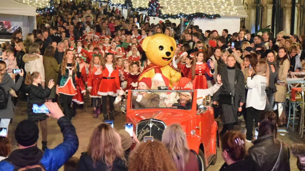 Dubrovnik, 02.12.2023. &ndash; Paljenjem blagdanske rasvjete na dubrovačkom Stradunu u subotu navečer otvoren je 10. Dubrovački zimski festival. Foto Hina/Baldo MARUNČIĆ