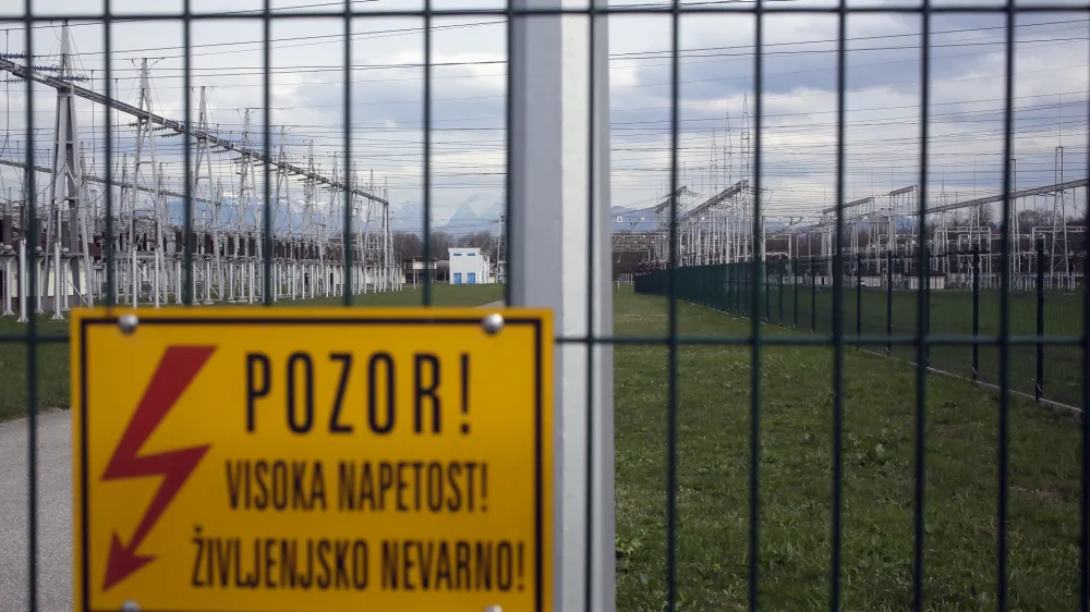 - 08.04.2015 - Električni daljnovod 2x400 kV Beričevo-Kr&scaron;ko, elektrika - električni vod - elektroenergetsko omrežje - električna energija - //FOTO: Jaka Gasar