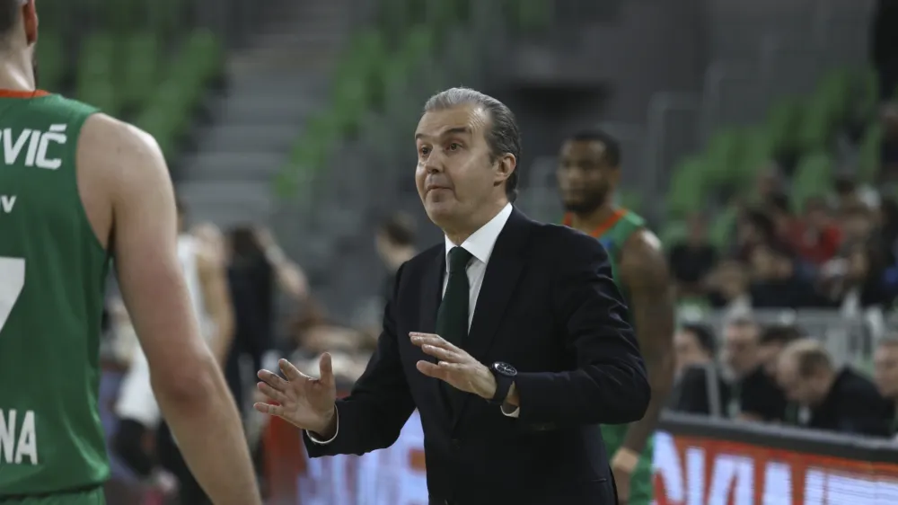 trener ko&scaron;arkarjev Olimpije Simone Pianigiani- 15.11.2023 &ndash; ko&scaron;arka - Cedevita Olimpija: Hamburg Towers, evropski pokal, 7. krog: skupina A: //FOTO: Luka Cjuha