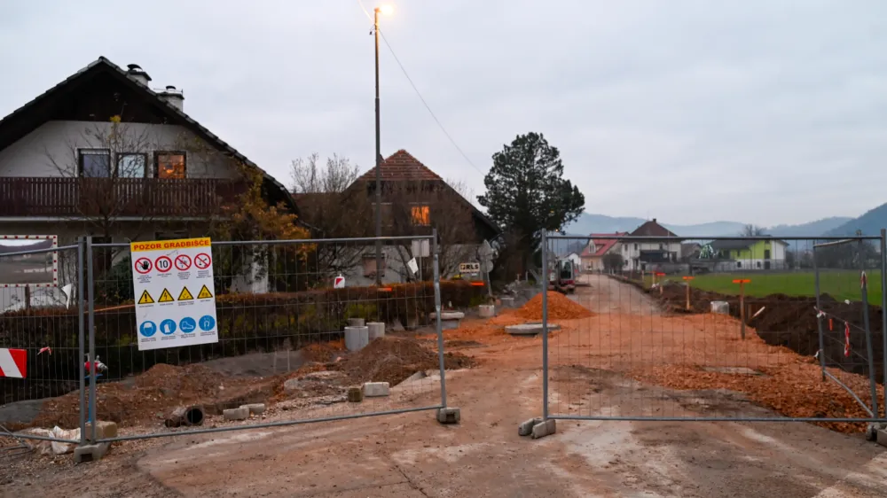 Ljubljanski občini do konca leta ne bo uspelo dokončati gradnje kanalizacije v okviru projekta odvajanja in či&scaron;čenja odpadnih voda, ki ga sofinancira Evropska unija. Nedokončan bo tudi kanal C0, kar pomeni, da bo občina zagotovo ob nekaj milijonov kohezijskih sredstev in sredstev iz državnega proračuna. Foto: Nik Erik Neubauer