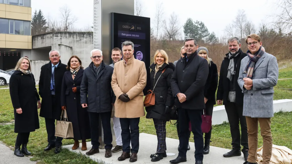 - Romana &Scaron;pende, novinarka Dnevnika,- Dejan Crnek podžupan MOL,- Bogomir Stra&scaron;ek, predsednik sveta Gazele in gen. dir. KLS Ljubno,- Damir Popović, direktor IMP Pumps, prejemnice zlate Gazele 2023.,- Miran Lesjak, odgovorni urednik časnika Dnevnik,- dr. Jernej Pintar, direktor tehnolo&scaron;kega parka,- Petra Golmajer, vodja trženja časopisa Dnevnik,08.12.2023. - Slovesnost in lepljenje plo&scaron;čice posvečene Gazeli 2023 IMP Pumps z imenom v Parku Gazel v Tehnolo&scaron;kem parku Ljubljana.//FOTO: Bojan Velikonja