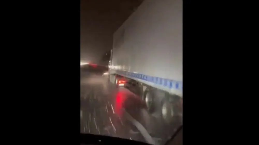 Tovornjak po cesti potiskal avto Foto: Zavod Re&scaron;evalni pas