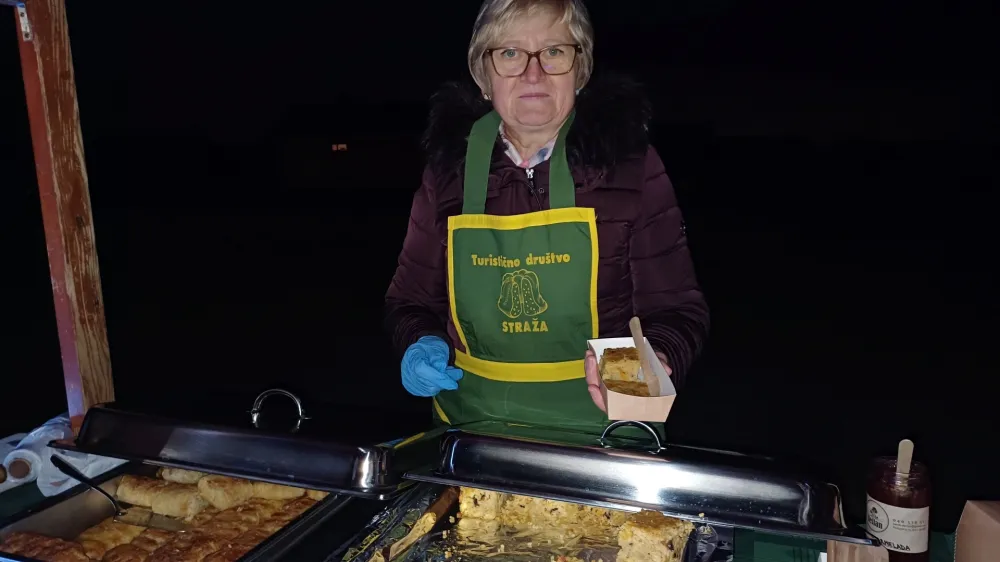 &Scaron;tefka Vidic je obiskovalce tržnice razveselila s pečeno proseno ka&scaron;o in z zavitkom s proseno ka&scaron;o.