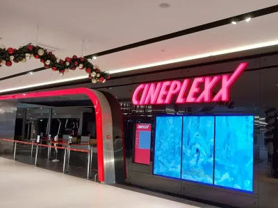 Ljubitelji filmov, ki bi si želeli ogledati zadnjo predstavo v Cineplexxu na Rudniku, si s progo 27 ne morejo veliko pomagati. Predstave se končajo med 23.15 in 23.30, zadnji avtobus proti mestu pa odpelje ob 22.09.&nbsp;