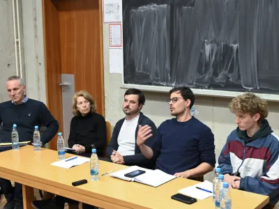 dr. Klemen Plo&scaron;tajner, državni sekretar na Ministrstvu za solidarno prihodnostdoc. Rok Žnidar&scaron;ič, podžupan in mestni urbanist Mestne občine LjubljanaSa&scaron;o Rink, direktor Javnega stanovanjskega sklada Mestne občine Ljubljanaprof. Anja Plani&scaron;ček, profesorica na Fakulteti za arhitekturoPeter Žiberna, uporabnik PLACa  - 05.12.2023 - Okrogla miza Mesto za vse? in razstava Kaj bomo s Stolpni&scaron;ko? &ndash; Fakulteta za Arhitekturo.  //FOTO: Nik Erik Neubauer