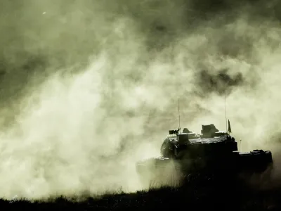 FILED - 02 October 2013, Lower Saxony, Bergen: A Leopard 2 main battle tank fires during Bundeswehr land operations exercise in Bergen. A retired German general and former NATO strategist has said he doesn't see a prospect for a negotiated peace in Russia's war against its neighbour Ukraine, and lamented what he called "unfortunate delays" in heavy weapons deliveries to Kiev. Photo: Peter Steffen/dpa