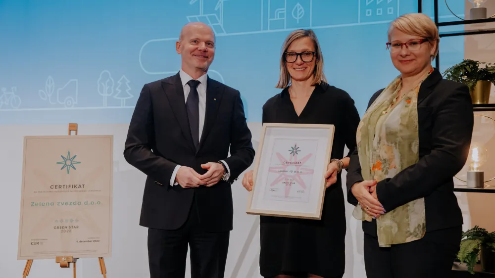V imenu podjetja Lumar je cerifikat sprejela Nata&scaron;a Teraž Krois, vodja razvoja in trajnosti. (Foto: Lumar)