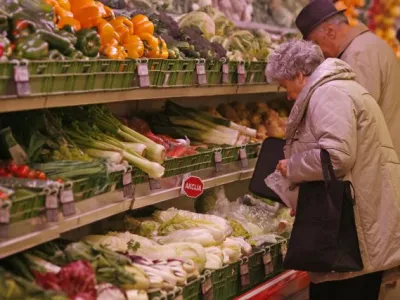 - veleblagovnice Maximarket - zelenjava- maloprodajne cene živil - živila - artikli - evro cena - nakupovanje, prodaja - maloprodaja - prodajalna - trgovina - trgovec - potro&scaron;nik, - označevanje cen blaga in storitev - //FOTO: Luka CjuhaOPOMBA: ZA OBJAVO V ČASOPISU DNEVNIK