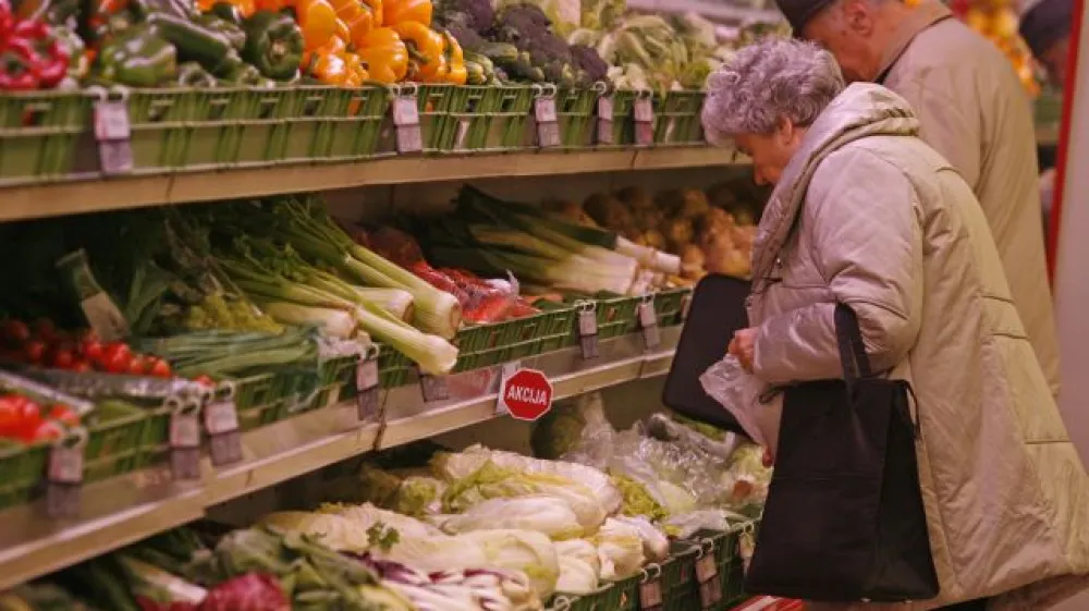 - veleblagovnice Maximarket - zelenjava- maloprodajne cene živil - živila - artikli - evro cena - nakupovanje, prodaja - maloprodaja - prodajalna - trgovina - trgovec - potro&scaron;nik, - označevanje cen blaga in storitev - //FOTO: Luka CjuhaOPOMBA: ZA OBJAVO V ČASOPISU DNEVNIK