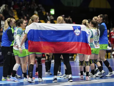 Slovenske rokometa&scaron;ice so se takole veselile zmage na zadnji tekmi SP proti Avstriji.&nbsp;