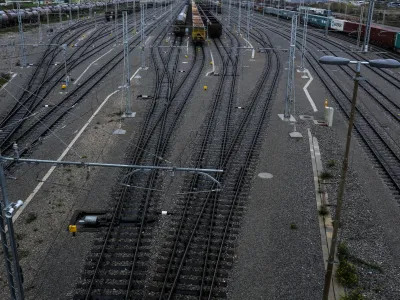 - 25.11.2016 - Koper - infrastrukturni projekt Drugi tir - izgradnja drugega železni&scaron;kega tira med Divačo in Koprom v dolžini 27 kilometrov - železni&scaron;ka proga - železni&scaron;ki tir - železnica - Slovenske železnice (SŽ)  //FOTO: Jaka Gasar