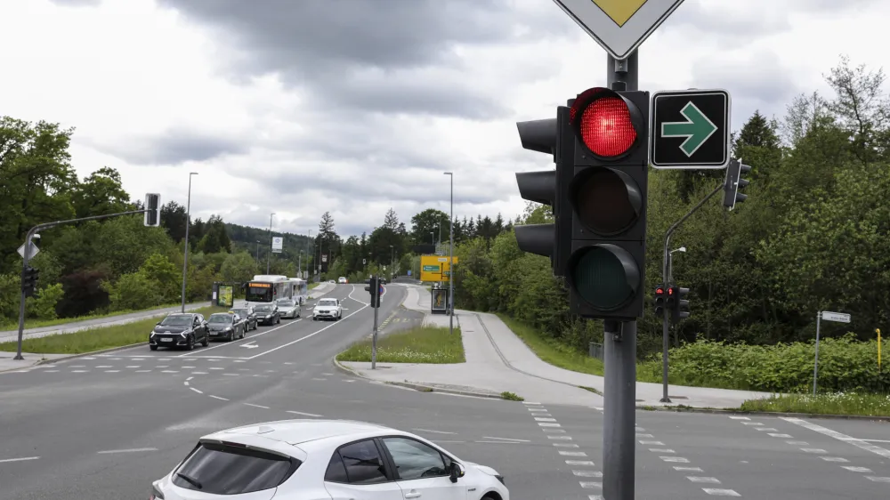 Zavijanje desno pri rdeči na semaforju je med drugim dovoljeno voznikom, ki zapeljejo s Poduti&scaron;ke ceste v Ulico bratov Babnik v Ljubljani.&nbsp;
