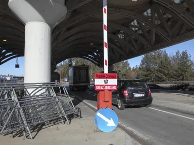 - 18.01.2016 - Avstrija - mejni prehod Karavanke - Avstrijska policija zaradi navala beguncev izvaja poostren nadzor na mejnih prehodih - preverjanje dokumentov pri prestopu državne meje  ///FOTO: Luka Cjuha.