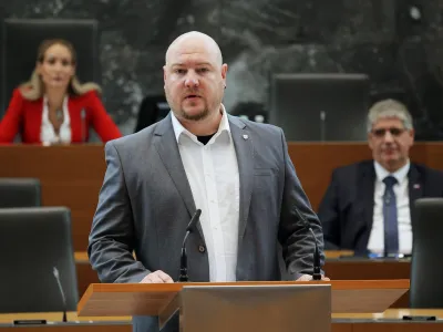 Poslanec in vodja preiskovalne komisije Miha Lamut med drugim zavlačuje z zasli&scaron;anjem predsednika vlade Roberta Goloba.&nbsp;