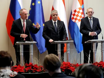 Notranji minister Bo&scaron;tjan Poklukar (na sredini) se je z avstrijskim notranjim ministrom Gerhardom Karnerjem (levo) in hrva&scaron;kim notranjim ministrom Davorjem Božinovićem zavzel za &scaron;e tesnej&scaron;e sodelovanje pri preprečevanju nezakonitih migracij in boju proti tihotapcem ljudi.&nbsp;