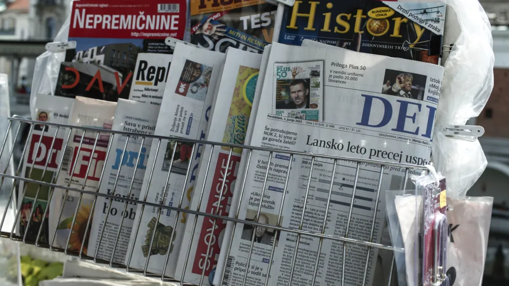 - 02.06.2015 - tiskani mediji - tuji časopisi - revije - časopis Delo  Slovenske novice - Primorski dnevnik - Finance - Družina - kiosk - trafika     ///FOTO: Luka Cjuha.