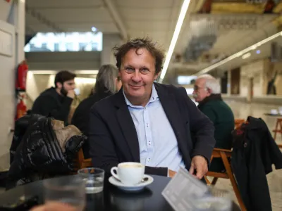 - 05.12.2023 - Andrej Blatnik, slovenski pisatelj, urednik, preučevalec knjižnih &scaron;tudij in ustvarjalec knjižnih vsebin. //FOTO: Bojan VelikonjaOPOMBA: ZA NEDELJSKI DNEVNIK