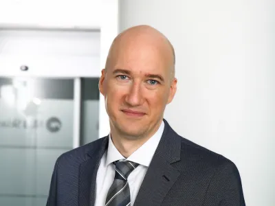 Rok brezigar, NLB Skladi