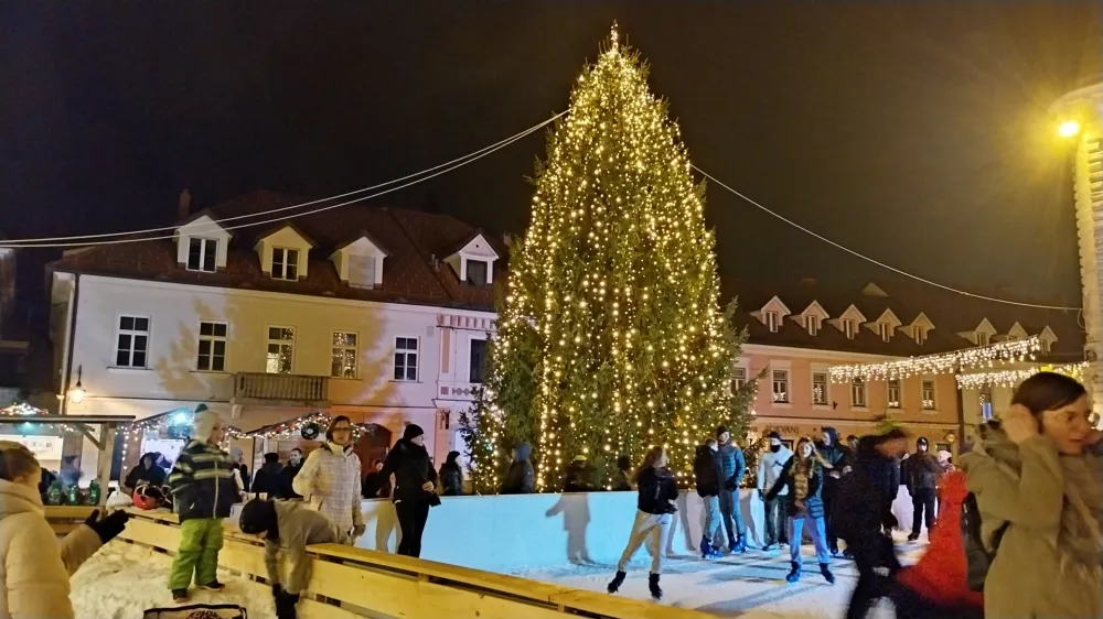 Srce prazničnega dogajanja je drsali&scaron;če na Glavnem trgu.