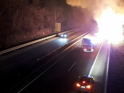Na tovornjaku na &scaron;tajerski avtocesti je zagorelo vozilo. Požar se je raz&scaron;iril &scaron;e na druge avte, sedem jih je povsem zgorelo. 