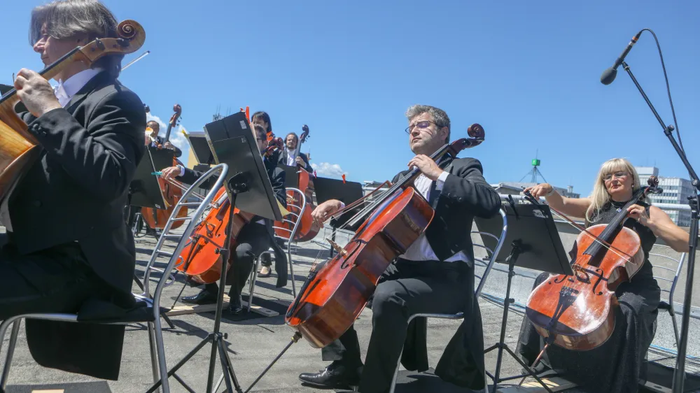 Godalni del Simfoničnega orkestra RTV Slovenija na strehi Radia Slovenija. Foto: Luka Cjuha