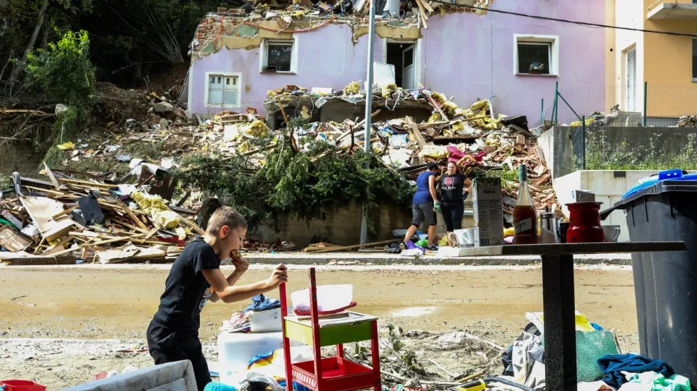 Agencija za okolje trenutno o prihajajočih ujmah in poplavah prebivalce tudi v dobi mobilnih telefonov, pametnih ur in tablic obve&scaron;ča preko klasičnih medijev. Kaj hitro lahko marsikdo spregleda obvestilo. &Scaron;e nekaj mesecev bo preteklo, preden bo končno začel delovati sistem učinkovitej&scaron;ega obve&scaron;čanja državljanov preko SMS-sporočil.&nbsp;