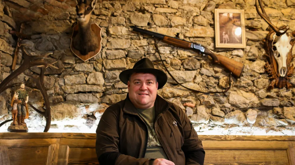 - 15.12.2023 - Uro&scaron; Pirc, nepoklicni podžupan mesta Kamnik, zadolžen za prostorsko načrtovanje in izgradnjo infrastrukturnih objektov je razvil spletno aplikacijo I-trophy. ki je prva in edina aplikacija na svetu, ki se osredotoča na ocenjevanje lovskih trofej po mednarodnih standardih. //FOTO: Bojan Velikonja