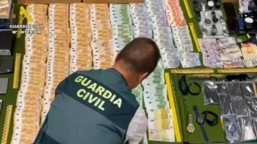 &Scaron;panska policija je aretirali &scaron;tirinajst zaposlenih na letali&scaron;ču, ki so kradli iz prtljage potnikov. 