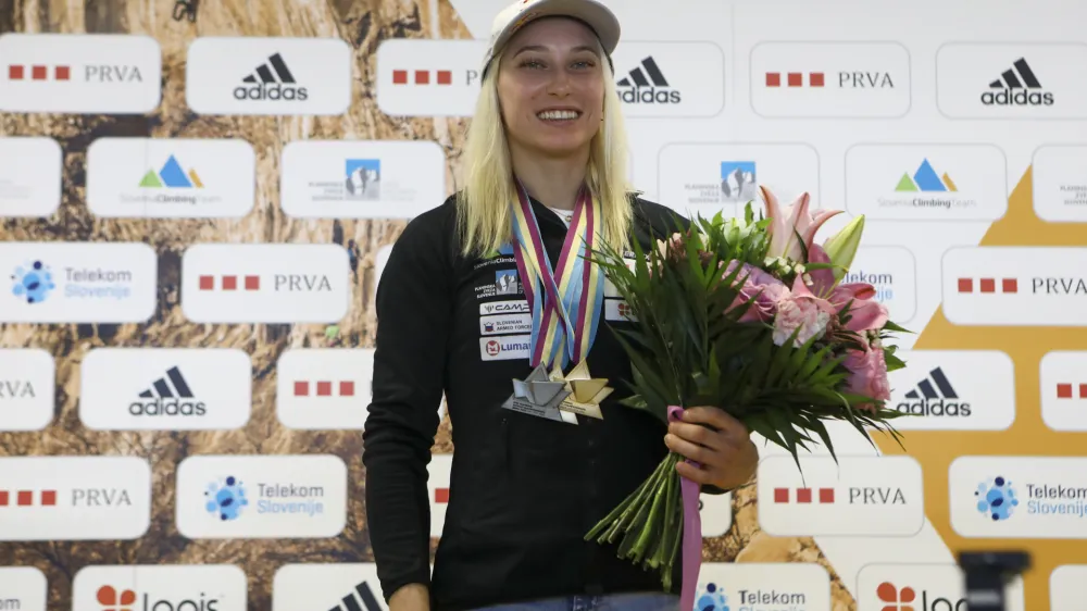 Janja Garnbret je na svetovnem prvenstvu v Bernu osvojila zlato medaljo v kombinaciji, ki ji je prinesla vstopnico za olimpijske igre Pariz 2024.- 16.08.2023 &ndash; Planinska zveza Slovenije - novinarska konferenca po vrnitvi reprezentance iz svetovnega prvenstva v Bernu v &Scaron;vici. //FOTO: Luka Cjuha