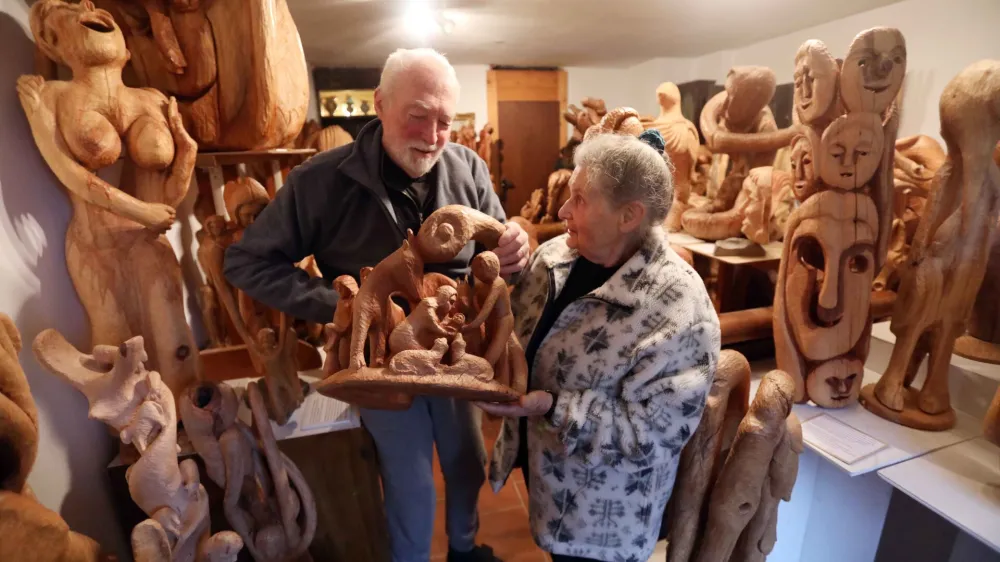 Marijan Vodnik in žena Marjeta hranita nekaj več kot trideset jaslic, prve je izdelal leta 1965.