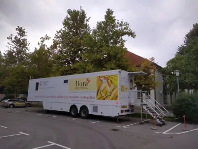 Ta teden se nekoliko kasneje zaradi reorganizacije dela v presejalnem programu za raka dojk DORA v Kamnik vrača mobilna enota, ki bo do konca februarja 2022 stala ob Domu kulture Kamnik. Na presejalno mamografijo bodo povabili &scaron;e preostali del žensk iz občine Kamnik med 50. in 69. letom, ki &scaron;e niso bile slikane. Vse ostale ženske, ki bi morale biti povabljene in slikane v mobilni enoti do njenega prihoda v Kamnik, pa so že povabili in slikali v presejalnem centru programa DORA v Zdravstvenem domu Domžale, kar je bilo tokrat izjemoma. Po prvih podatkih so se ženske zelo dobro odzvale na povabilo v Zdravstveni dom Domžale in se udeležile presejalne mamografije v 83 %. Od decembra dalje bodo vse preostale ženske iz občine Kamnik povabljene v mobilno enoto in ne več v Zdravstveni dom Domžale.