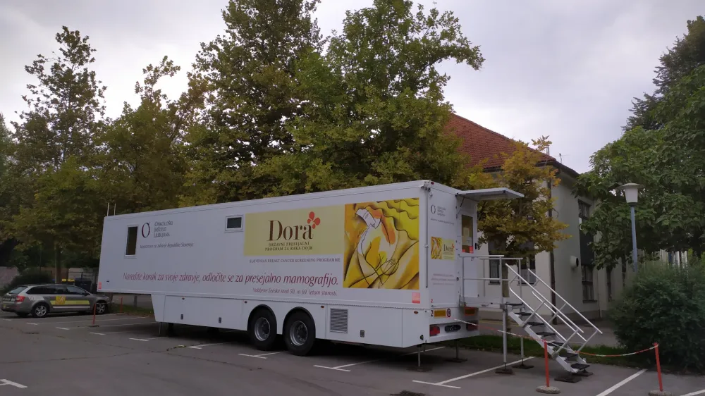 Ta teden se nekoliko kasneje zaradi reorganizacije dela v presejalnem programu za raka dojk DORA v Kamnik vrača mobilna enota, ki bo do konca februarja 2022 stala ob Domu kulture Kamnik. Na presejalno mamografijo bodo povabili &scaron;e preostali del žensk iz občine Kamnik med 50. in 69. letom, ki &scaron;e niso bile slikane. Vse ostale ženske, ki bi morale biti povabljene in slikane v mobilni enoti do njenega prihoda v Kamnik, pa so že povabili in slikali v presejalnem centru programa DORA v Zdravstvenem domu Domžale, kar je bilo tokrat izjemoma. Po prvih podatkih so se ženske zelo dobro odzvale na povabilo v Zdravstveni dom Domžale in se udeležile presejalne mamografije v 83 %. Od decembra dalje bodo vse preostale ženske iz občine Kamnik povabljene v mobilno enoto in ne več v Zdravstveni dom Domžale.