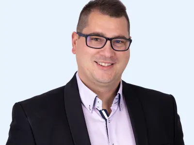 Uro&scaron; Medar
učitelj matematike in fizike

Popoldne bomo učitelji odprli &raquo;ordinacije&laquo; in ponudili poučevanje tega, kar delamo
v službi za 8 evrov neto,
za 80 evrov neto.