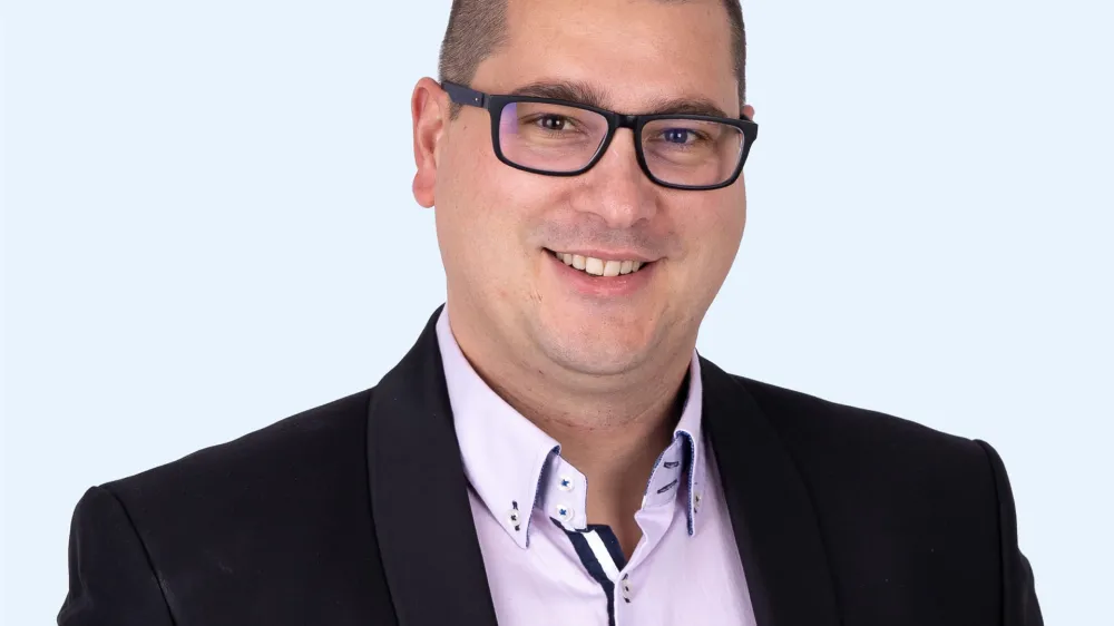 Uro&scaron; Medar
učitelj matematike in fizike

Popoldne bomo učitelji odprli &raquo;ordinacije&laquo; in ponudili poučevanje tega, kar delamo
v službi za 8 evrov neto,
za 80 evrov neto.