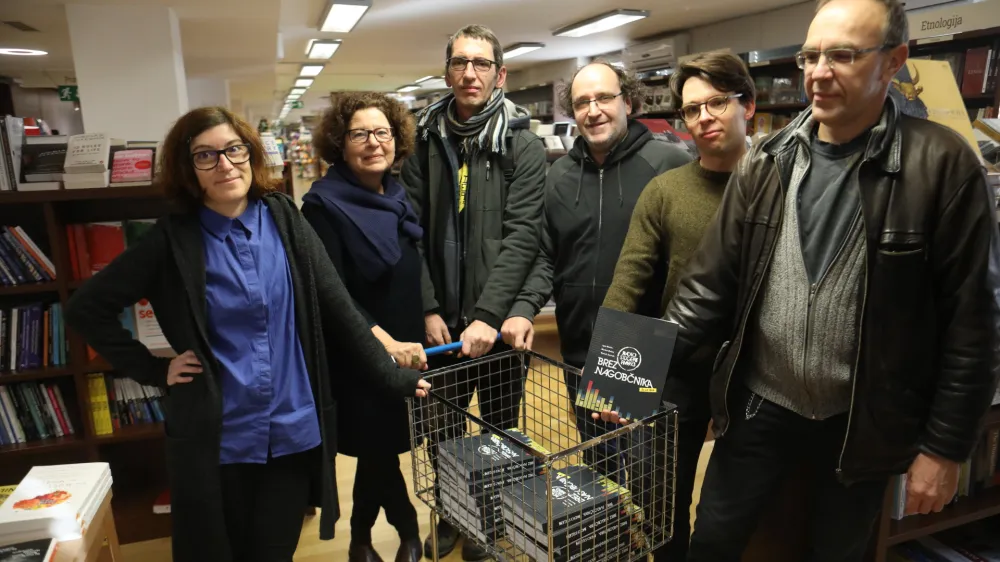 Na fotografiji so sodelavci pri novi knjigi, in sicer urednici Alenka Veler in Nela Malečkar ter pisci Igor Ba&scaron;in, Marko Doles, Tomaž Zaniuk in Gal Krizmanič.
Foto: Tomaž Skale