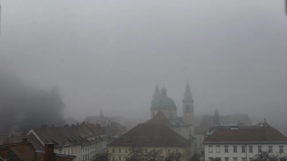 Megla - 21.12.2023 &ndash; Onesnažen zrak v Ljubljani - povi&scaron;ane vrednosti delcev v zraku - posledica povečanih izpustov in izrazitega temperaturnega obrata, ki zadržuje onesnažen zrak v nižinah, //FOTO: Luka Cjuha