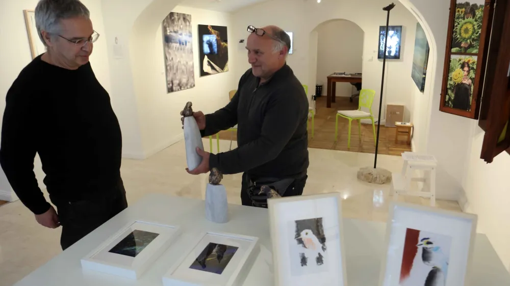 Lastnik galerije Peter Mulec (levo) in umetni&scaron;ki vodja galerije, kipar Jiři Kočica.
