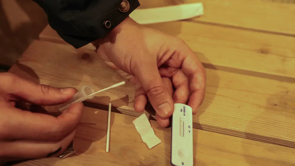 samotestiranje hitri test- 31.12.2021 &ndash; Novo leto 2022 - Silvestrovanje na prostem zaradi epidemije koronavirus covid-19 ni dovoljeno  //FOTO: Luka Cjuha.