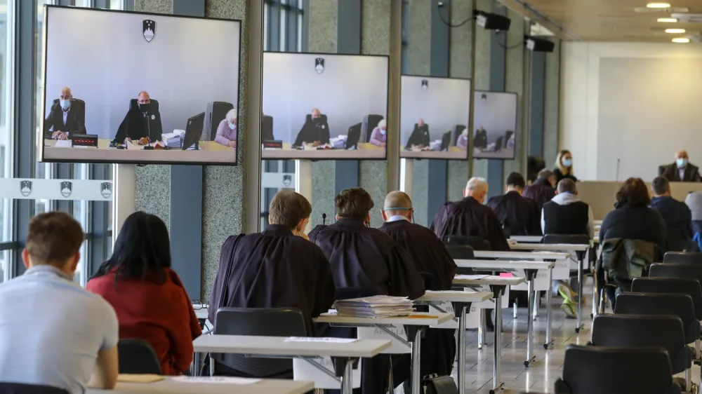 Ljubljansko okrožno sodi&scaron;če ima že nekaj časa dodatno veliko razpravno dvorano na Gospodarskem razstavi&scaron;ču, pravosodno ministrstvo pa i&scaron;če &scaron;e dve novi.
&nbsp;