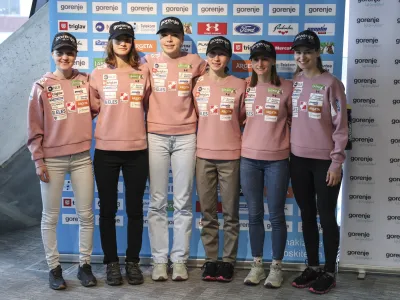 Na prvi novoletni turneji bodo Slovenijo zastopale (od leve): Ema Klinec, Ajda Ko&scaron;njek, Taja Bodlaj, Nika Prevc, Katra Komar in Nika Križnar. Foto: Jaka Gasar