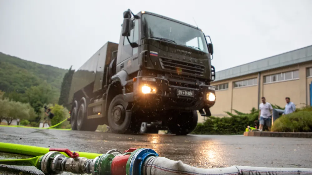 - 26.07.2022 &ndash; Rižanski vodovod Koper - vodarna Cepki pri Dekanih - kritično stanje vodooskrbe v slovenski Istri &ndash; prispeli prvi tovornjaki s cisternami surove vode iz reke Unice v vodarno Rižanskega vodovoda v Cepkih pri Dekanih.  //FOTO: Luka Cjuha