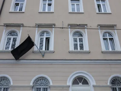 Vzroka hude železni&scaron;ke nesreče, v kateri sta ugasnili dve člove&scaron;ki življenji, pristojni danes &scaron;e niso mogli sporočiti. Na fotografiji žalna zastava na poslopju železni&scaron;ke postaje v Postojni. Foto: Jaka Gasar