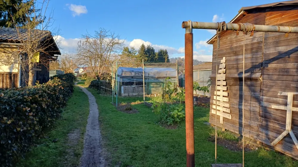 Vrtičkarje v Preski so pozvali, da z zemlji&scaron;ča, ki ga uporabljajo, odstranijo vse stvari.&nbsp;